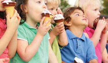 Children eating an icescream